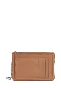 Portafoglio in pelle tan con zip, tre fessure per carte e una tracolla a catena. Texture liscia con dettagli cuciti e un design elegante.