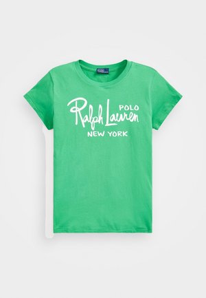 Zielona koszulka z krótkim rękawem z białym napisem "Polo Ralph Lauren New York" na przodzie oraz okrągłym dekoltem.