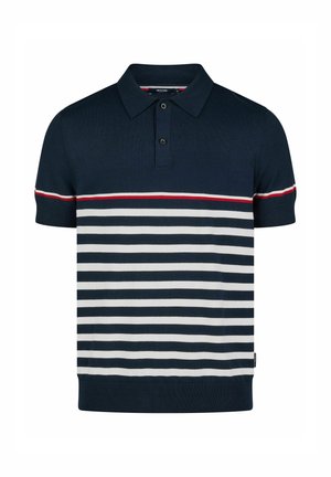 Donkerblauwe polo met een horizontaal gestreept patroon in wit en lichtblauw, voorzien van een rode accentstreep en een kraag met twee knopen.