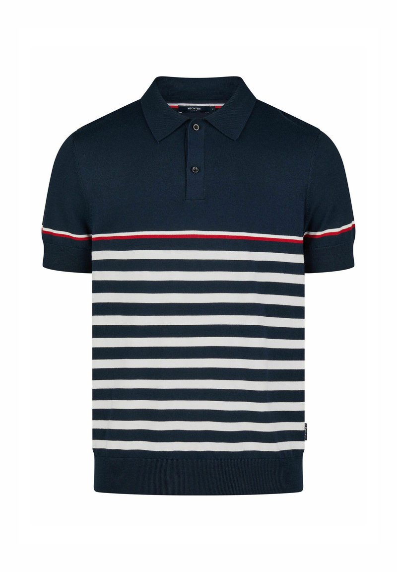 Polo shirt bleu marine avec un motif rayé horizontal en blanc et bleu clair, comportant une bande d'accent rouge et un col à deux boutons.