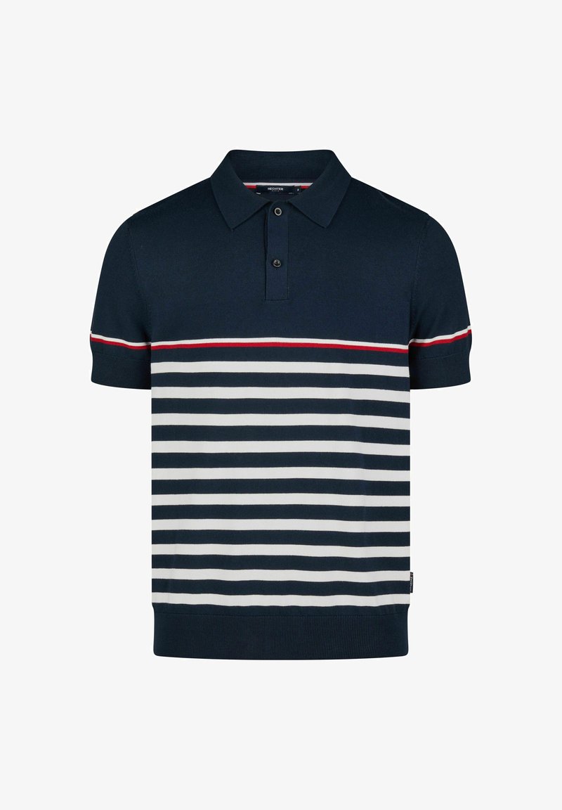 Polo shirt bleu marine avec un motif rayé horizontal en blanc et bleu clair, comportant une bande d'accent rouge et un col à deux boutons.