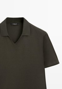 Dunkelolivgrünes Polohemd mit kurzen Ärmeln, weichem Kragen und V-förmigem Ausschnitt, mit dem Label "Massimo Dutti".