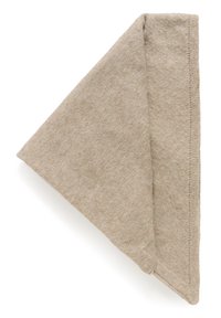 Beige trekantet stofstykke med en blød tekstur og syet kant, anordnet i en vinkel for at fremhæve sin form og design.