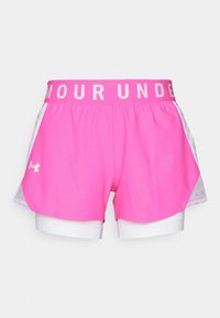 Rosa träningsshorts med en bred midjeband som har texten "UNDER ARMOUR", inre vita short och meshnät på sidorna för ventilation.