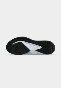 Ασπρόμαυρη σόλα παπουτσιού Nike με υφή από καουτσούκ και κεντρικό λευκό τμήμα με μικρό λογότυπο Nike.