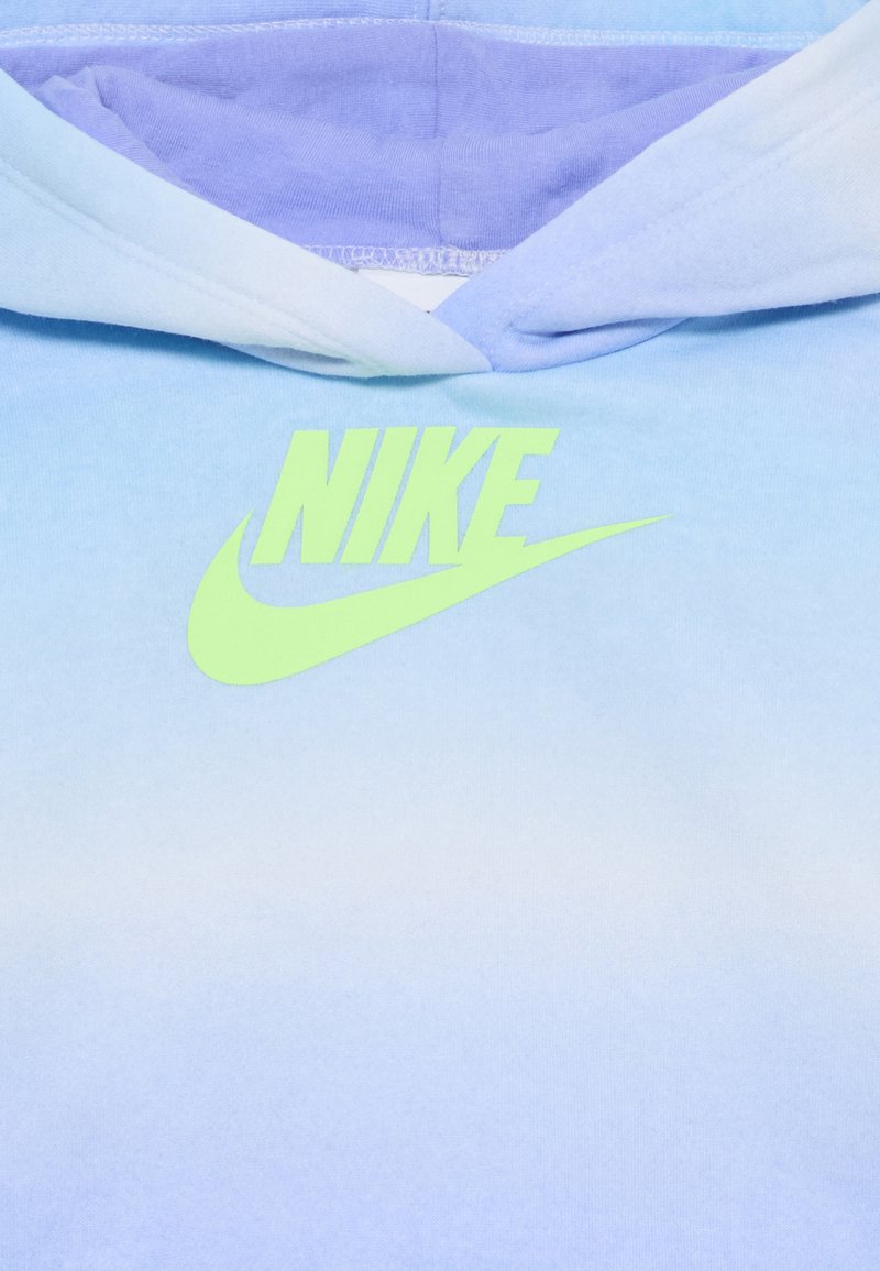 Sudadera con capucha de tela azul degradada con una textura suave. Presenta un destacado logo de Nike en neón verde en la parte frontal.