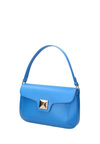 Sac à main en cuir bleu avec un design structuré, de forme rectangulaire, un rabat plat à l'avant et un fermoir en forme de pyramide dorée. Il dispose d'une longue bandoulière.