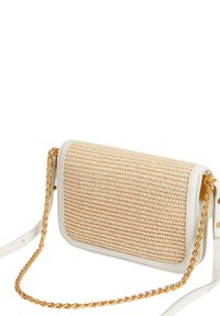 Bolso de paja tejido con un ribete de cuero crema y una correa de cadena dorada. Forma rectangular con una superficie texturizada y tapa cerrada.