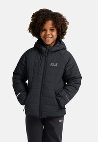 Chaqueta aislante negra con capucha, que presenta un patrón de acolchado horizontal, cierre de cremallera y detalles de logo en el pecho y la manga.