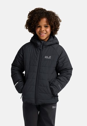 Chaqueta aislante negra con capucha, que presenta un patrón de acolchado horizontal, cierre de cremallera y detalles de logo en el pecho y la manga.