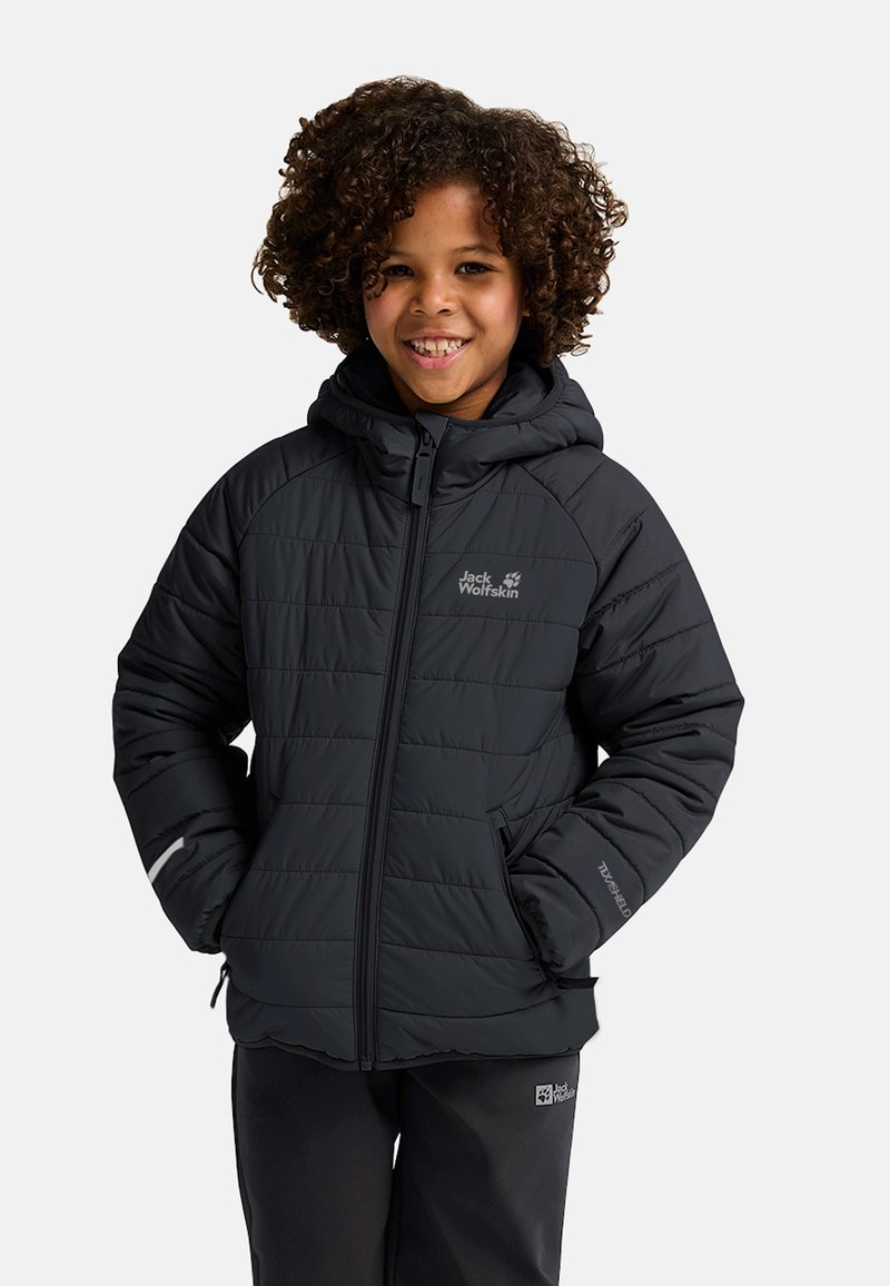 Chaqueta aislante negra con capucha, que presenta un patrón de acolchado horizontal, cierre de cremallera y detalles de logo en el pecho y la manga.