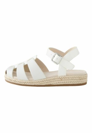 Biała skórzana sandał z zamkniętymi paskami na palcach, klamrą na kostce i plecioną platformą espadrylową.