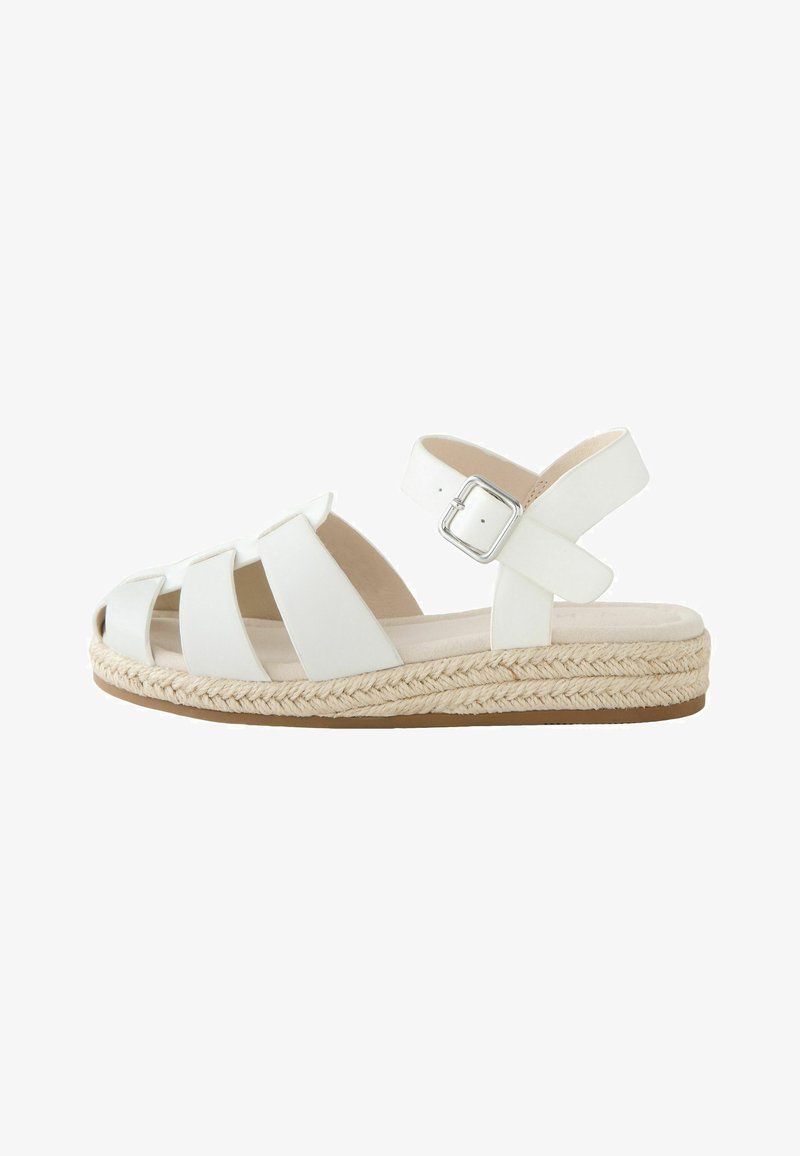 Sandale en cuir blanc avec brides fermées à l’avant, boucle à la cheville et semelle plateforme en espadrille tressée.