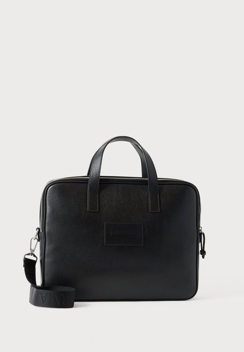 Fekete bőrből készült laptop táska két felső fogóval, levehető vállpánttal, texturált felülettel és téglalap alakú formával. Látható dombornyomott logófolt.