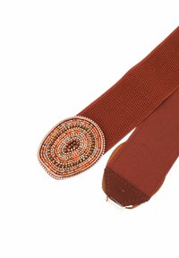 Cintura in tessuto marrone elastico con una toppa rotonda di perline che presenta motivi intricati in tonalità di arancione e marrone, completata da un'estremità in pelle liscia.