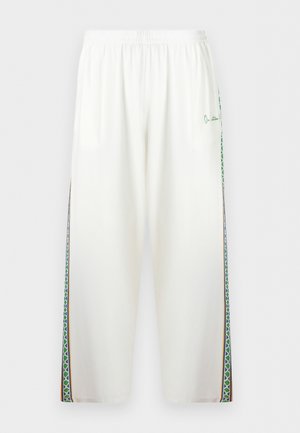 Άσπρο φαρδύ παντελόνι με ελαστική μέση και πράσινες ριγέ κατακόρυφες ρίγες κατά μήκος των εξωτερικών πλευρών.