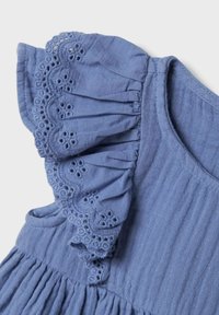Blaues Baumwollkleid mit Rüschensleeve, bestickten, gewellten Kanten, gerafften Details und einem weichen, strukturierten Stoff.