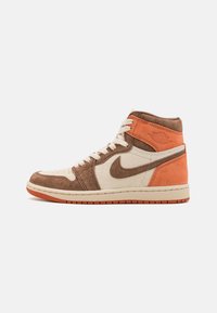 Sneaker alta in suede crema e marrone, con dettagli arancioni, suola intermedia beige e suola in gomma testurizzata. Presenta lacci e dettagli del logo.