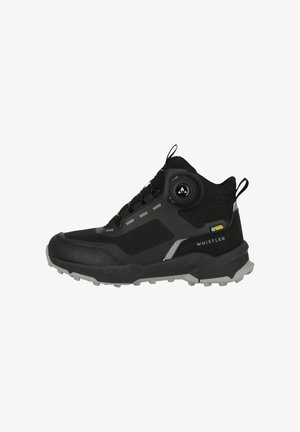 Scarpa da trekking nera con collo alto, materiali in rete e sintetici, lacci rotondi, sistema di chiusura Boa e suola grigia robusta.