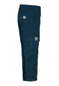 Tummansinisiä cargo-housuja, joissa on tekstuurinen kangas, sivutaskut ja ylätaskussa ommeltu logopatch. Standardimallinen malli.