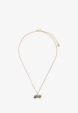 Collier en chaîne plaqué or avec un pendentif en forme de blaireau orné d'accents gris et verts, design de maillons fins et fermoir en homard sécurisé.