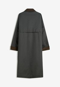 Dlouhý šedý kabát s hnědým límcem a manžetami, s přímým střihem a hladkou texturou, navržený pro oversized styl.