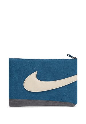 Bustina di tessuto blu con bordo inferiore grigio scuro, logo Nike bianco a forma di swoosh e tiralampo nero nell'angolo in alto a destra.