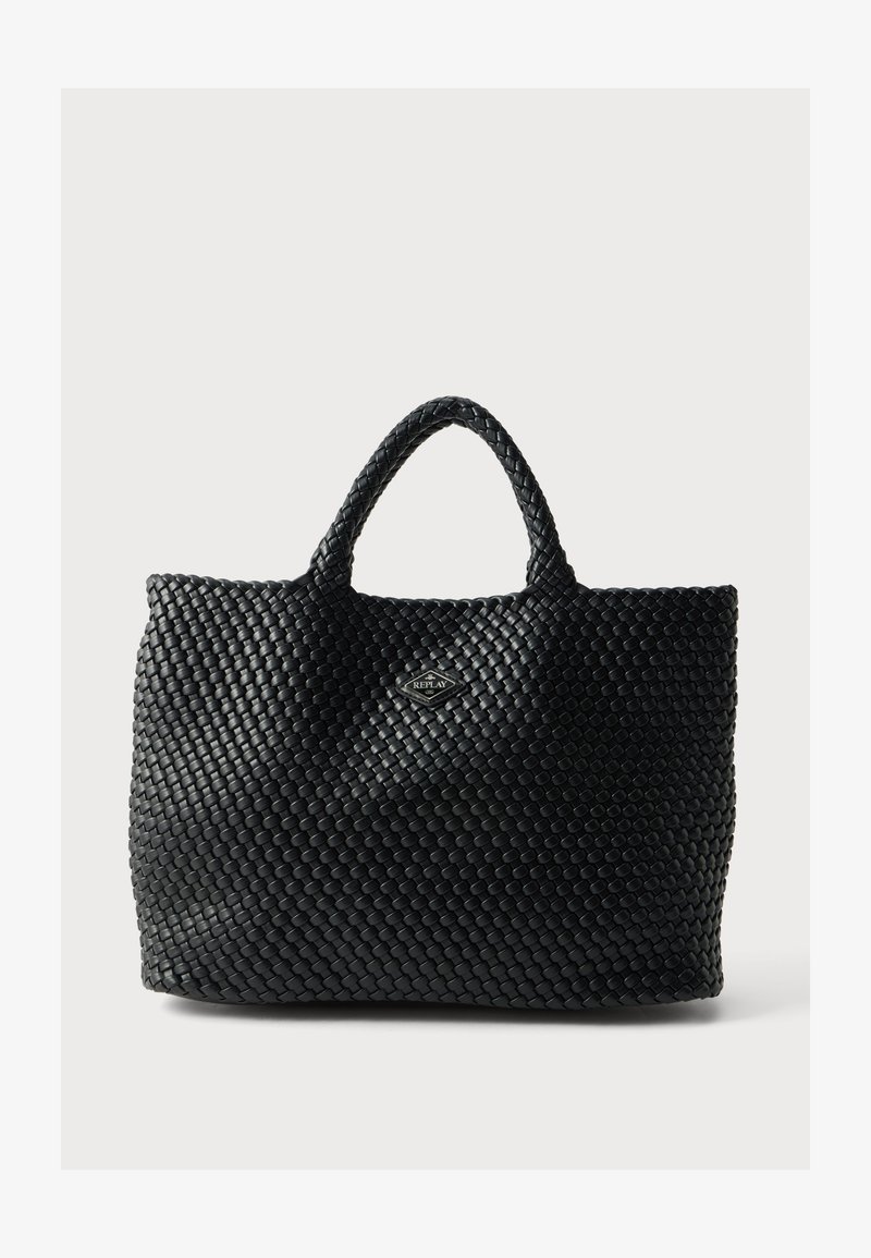 Sac cabas tissé noir avec deux anses et une petite plaque logo en forme de diamant centrée près du haut.