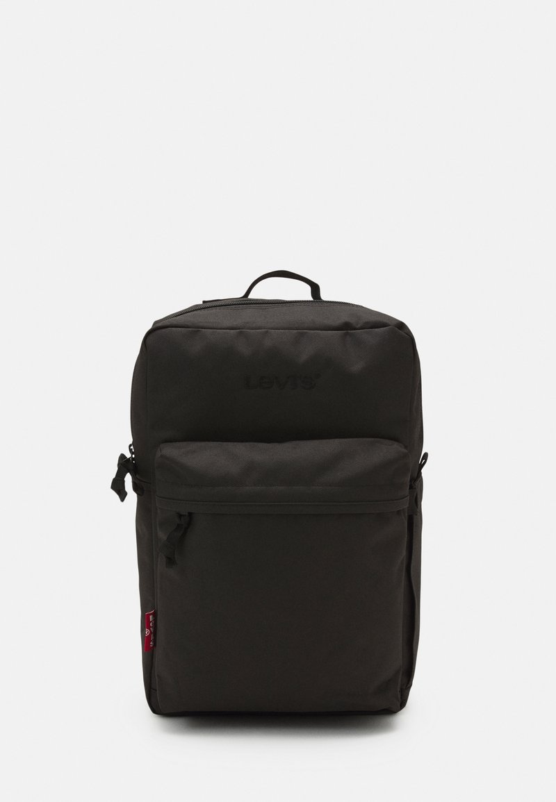 Sac à dos rectangulaire noir avec poignée supérieure, poche avant zippée et logo de marque discret sur le panneau frontal supérieur.