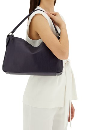 Borsa a spalla in pelle viola scuro con un design strutturato, tracolla rimovibile e una finitura testurizzata sottile.
