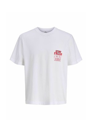 Hvid T-shirt med korte ærmer med rød "Stay Fresh" tekst og smilende tegneserieansigter trykt på venstre brystområde.