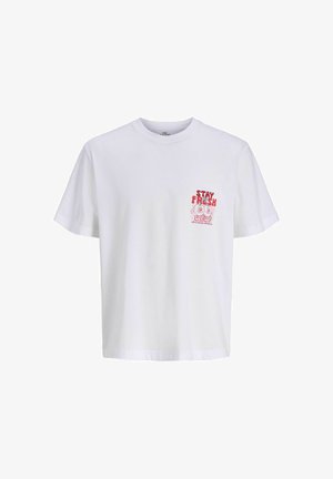 Biała koszulka z krótkim rękawem z czerwonym tekstem "Stay Fresh" i uśmiechniętymi kreskówkowymi twarzami nadrukowanymi na lewej części klatki piersiowej.