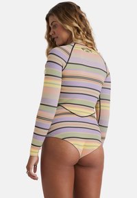 Costume da bagno a maniche lunghe a strisce pastello di rosa, lavanda, verde e nero. Presenta un design aderente con un colletto alto e un'apertura sul retro.