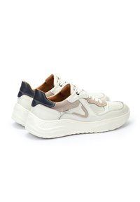 Zapatillas de cuero blancas con acentos de ante beige y talón en color azul marino. Presenta un panel de malla texturizada y cordones redondos. Suela de goma gruesa.