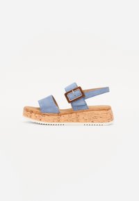 Sandali blu in suede con suola in sughero, dotati di una cinturino regolabile con fibbia e una superficie texturizzata.