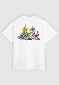 Hvit bomull T-skjorte med et fargerikt grafikk av kaktuslandskap med en gul sol og rosa detaljer. Levi's-logoen nederst til venstre.