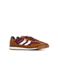 Zapatillas deportivas que combinan ante marrón y textil burdeos. Rayas y cordones blancos. Suela de goma con un patrón de agarre texturizado.