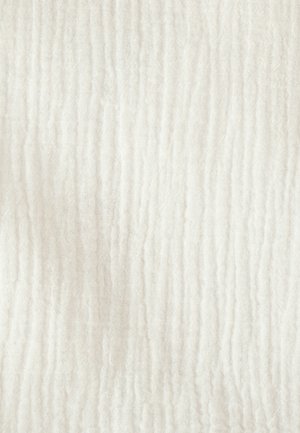 Tela suave de color blanco roto con un patrón ondulado sutil y textura, con hilos tejidos visibles.