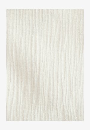 Tela suave de color blanco roto con un patrón ondulado sutil y textura, con hilos tejidos visibles.