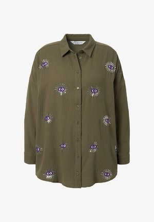 Olijfgroen overhemd met knopen in een gestructureerde stof met paarse ogen en zilveren zonnestraal borduurdetails erdoorheen. Relaxte pasvorm, lange mouwen.