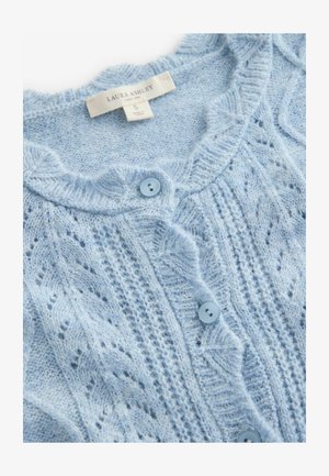 Hellblauer Strickcardigan mit strukturiertem Muster, abgerundetem Ausschnitt und kleinen blauen Knöpfen. Etikett mit der Aufschrift "Laura Ashley", Größe klein.