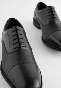 Next OXFORD TOECAP - REGULAR FIT - Fűzős cipők - black