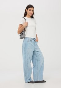 Terranova ELASTICIZZATA CON MICRO STRASS - T-shirt con stampa - bianco lana