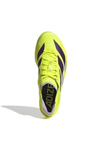 Scarpe sportive verdi e viola con una tomaia sintetica leggera, lacci piatti e una suola spessa. Presenta il logo "ADIZERO" all'interno.