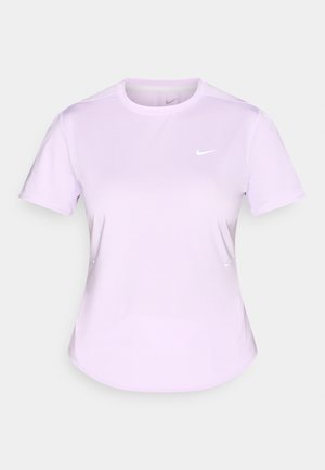 Lila Nike T-shirt met korte mouwen, ronde hals, soepel stof, subtiel logo op de borst en een gebogen zoomontwerp. Stretch fit voor comfort.