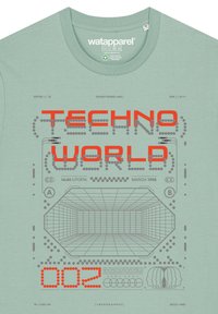 Lichtgroene katoenen T-shirt met een grafisch ontwerp met oranje tekst "TECHNO WORLD 002" en grijze geometrische patronen, waaronder een 3D-raster en tekstdetails.