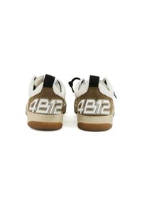 Un paio di sneaker marroni e bianche viste da dietro, con grandi lettere "4B12" sui talloni e fasce nere.