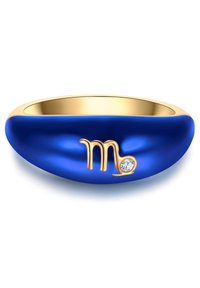 Zila emaljas gredzens ar zelta akcentiem, kas attēlo Skorpiona simbolu un mazu dimantu. Gluda tekstūra, noapaļota forma un pulēts apdare.