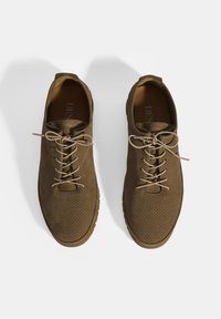 Chaussures à lacets marron en suède perforé, avec semelle en caoutchouc et design texturé, bout rond et lacets contrastés.