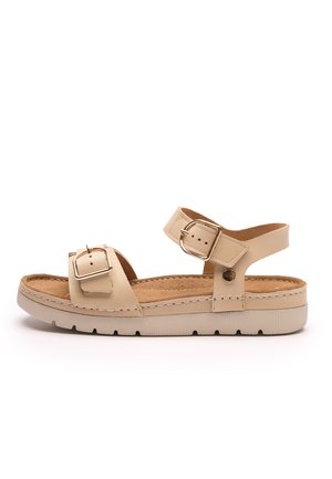 - Sandały na koturnie